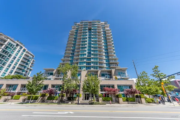 Esplanade at the Pier, North Vancouver — exterior view