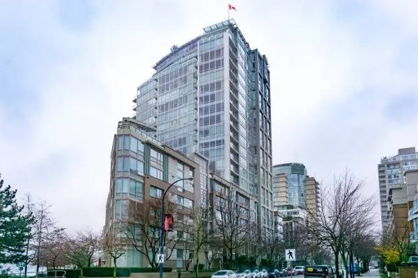 Crestmark 2, Vancouver — exterior view