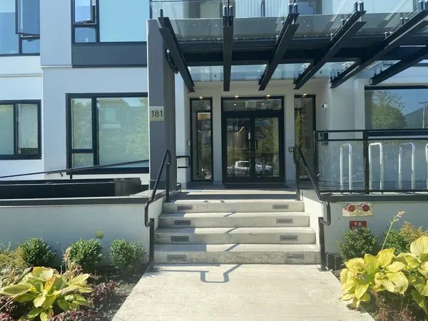 Avesta Building, North Vancouver — exterior view